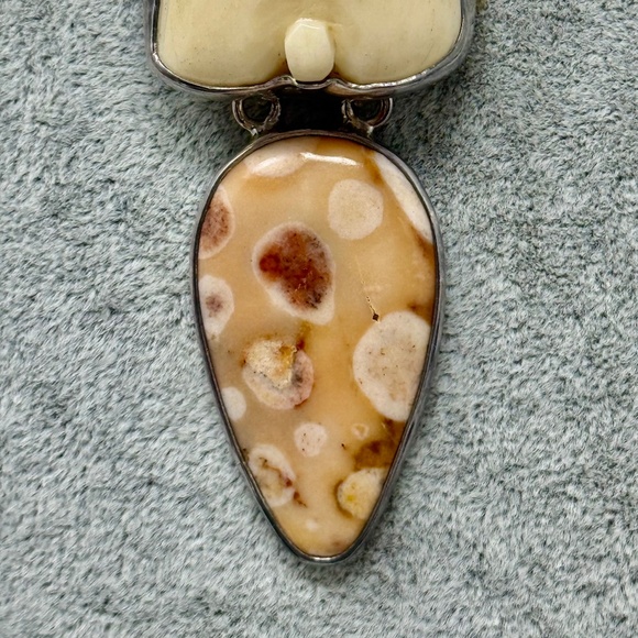 Amy Kahn Russell gorgeous carved rabbit and pink easter agate pendant pin HUGE - Picture 6 of 16